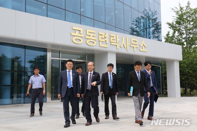 【서울=뉴시스】서호 통일부 차관이 14일 개성 남북공동연락사무소를 방문해 시설을 둘러보고 있다. 서 차관은 이날 연락사무소 운영지원 근무자들과의 간담회 등을 했다. 2019.06.14. (사진=통일부 제공) photo@newsis.com