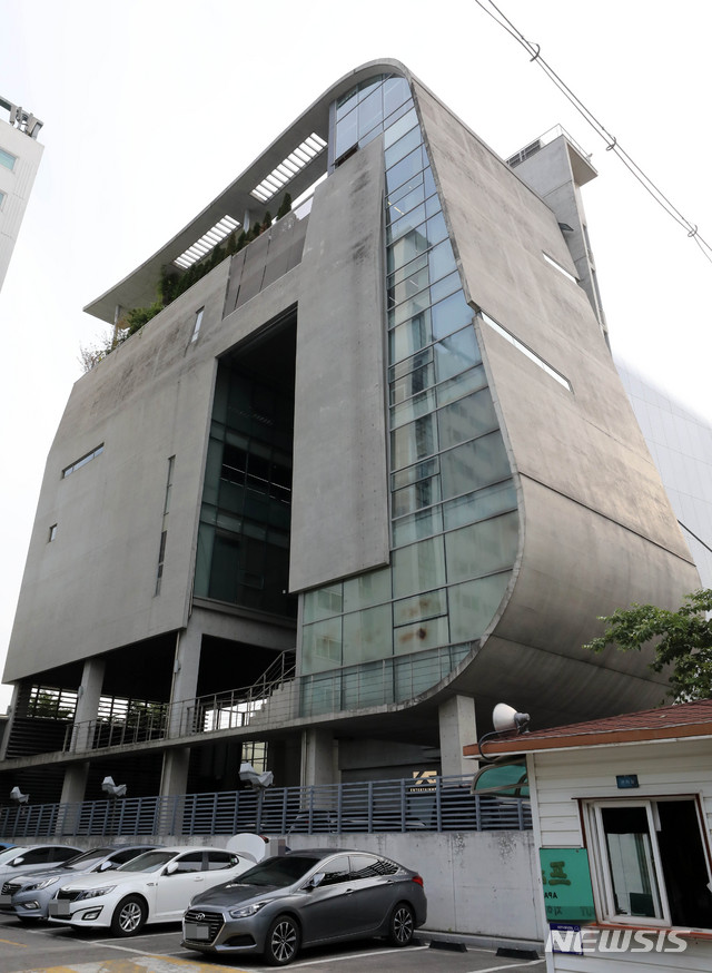 【서울=뉴시스】 고범준 기자 = 양현석 YG엔터테인먼트 대표 프로듀서가 사내 모든 직책에서 사퇴했다. 양현석은 YG 홈페이지에 '오늘부로 YG의 모든 직책과 업무를 내려놓으려 한다'고 밝혔다. 사진은 14일 오후 서울 마포구 YG엔터테인먼트 사옥 모습. 2019.06.14. bjko@newsis.com