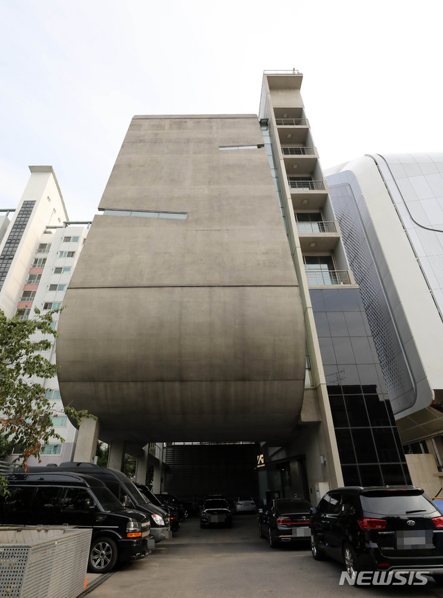 【서울=뉴시스】 고범준 기자 = 양현석 YG엔터테인먼트 대표 프로듀서가 사내 모든 직책에서 사퇴했다. 양현석은 YG 홈페이지에 '오늘부로 YG의 모든 직책과 업무를 내려놓으려 한다'고 밝혔다. 사진은 14일 오후 서울 마포구 YG엔터테인먼트 사옥 모습. 2019.06.14. bjko@newsis.com