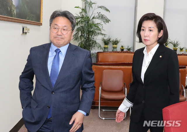 【서울=뉴시스】이종철 기자&nbsp; = 자유한국당 나경원 원내대표가 14일 오후 서울 여의도 국회로 찾아온 강기정 청와대 정무수석을 만나 국회 정상화를 통한 조속한 추가경정예산(추경)안 처리에 대한 의견을 나눈 뒤 굳은 표정을 짓고 있다. 2019.06.14. jc4321@newsis.com