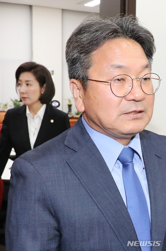 【서울=뉴시스】이종철 기자 = 자유한국당 나경원 원내대표가 14일 오후 서울 여의도 국회로 찾아온 강기정 청와대 정무수석을 만나 국회 정상화를 통한 조속한 추가경정예산(추경)안 처리에 대한 의견을 나눈뒤 심각한 표정을 하고 있다. 국회 파행 장기화로 추경안 심사는 물론 정부·여당이 추진하는 각종 민생개혁 법안 처리가 늦어지자 강 수석이 직접 한국당 설득에 나선 것으로 보인다. 2019.06.14. jc4321@newsis.com