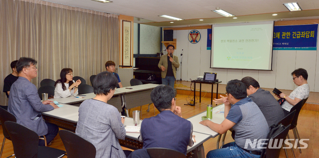 【광주=뉴시스】변재훈 기자 = 광주·전남지역 탈핵환경단체인 '핵없는세상광주전남행동'이 14일 오후 광주 동구 YMCA에서 영광 한빛 핵발전소 안전성과 해법을 모색하는 긴급 좌담회를 열고 있다. 2019.06.14.   wisdom21@newsis.com