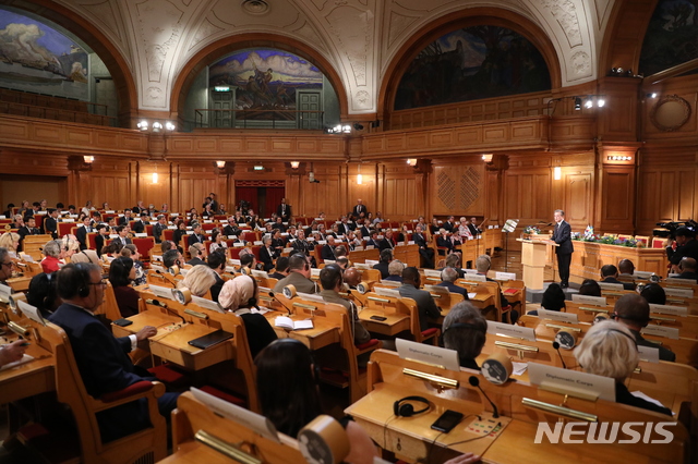 【스톡홀름(스웨덴)=뉴시스】전신 기자 = 스웨덴을 국빈 방문 중인 문재인 대통령이 14일 스톡홀름 스웨덴 의회에서 '한반도 비핵화와 평화를 위한 신뢰' 주제로 연설하고 있다. 2019.06.14.&nbsp;&nbsp; photo1006@newsis.com