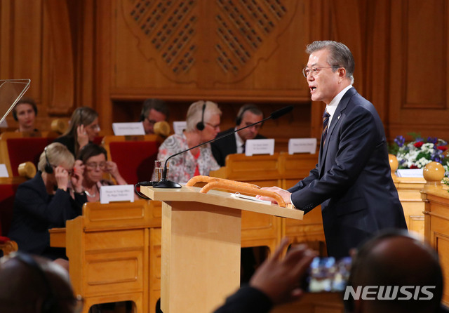 【스톡홀름(스웨덴)=뉴시스】전신 기자 = 스웨덴을 국빈 방문 중인 문재인 대통령이 14일 스톡홀름 스웨덴 의회에서 '한반도 비핵화와 평화를 위한 신뢰' 주제로 연설하고 있다. 2019.06.14.&nbsp; photo1006@newsis.com