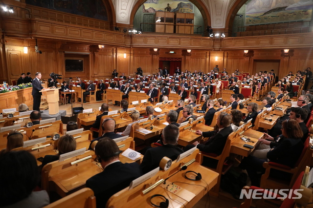 【스톡홀름(스웨덴)=뉴시스】전신 기자 = 스웨덴을 국빈 방문 중인 문재인 대통령이 14일 스톡홀름 스웨덴 의회에서 '한반도 비핵화와 평화를 위한 신뢰' 주제로 연설하고 있다. 2019.06.14.&nbsp;&nbsp; photo1006@newsis.com 