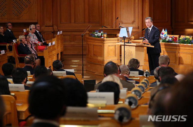 【스톡홀름(스웨덴)=뉴시스】전신 기자 = 스웨덴을 국빈 방문 중인 문재인 대통령이 14일 스톡홀름 스웨덴 의회에서 '한반도 비핵화와 평화를 위한 신뢰' 주제로 연설하고 있다. 2019.06.14.&nbsp; photo1006@newsis.com