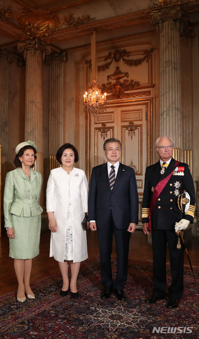 【스톡홀름(스웨덴)=뉴시스】전신 기자 = 스웨덴을 국빈 방문 중인 문재인 대통령과 김정숙 여사가 14일(현지시간) 스웨덴 스톡홀름 왕궁에서 칼 구스타프 16세 국왕 내외와 기념촬영하고 있다. 2019.06.14.&nbsp; photo1006@newsis.com