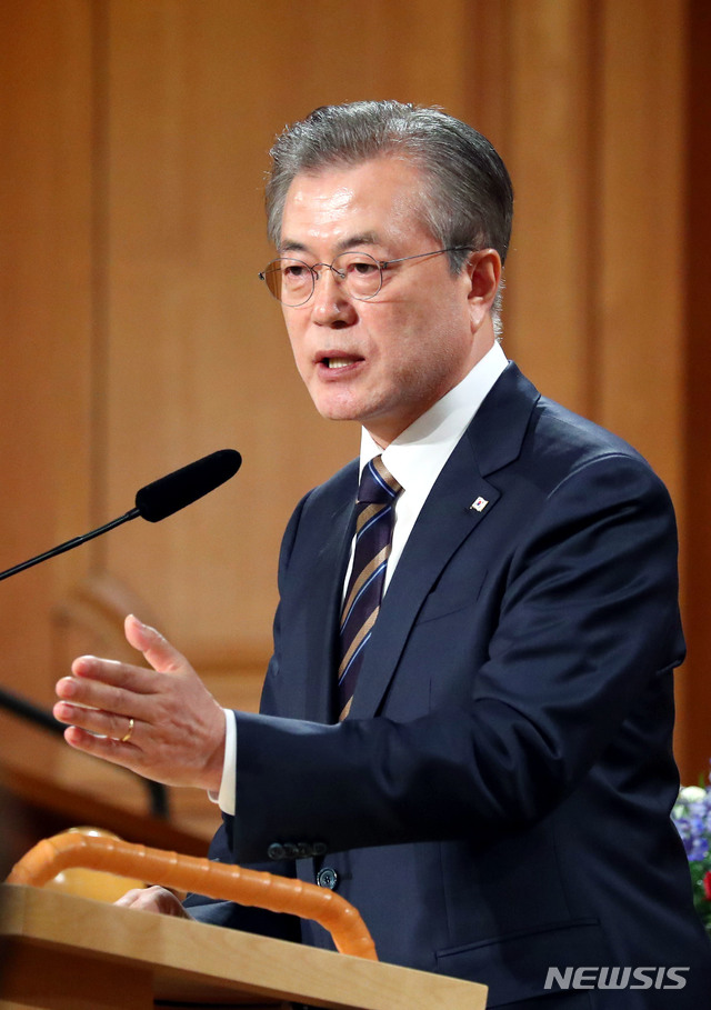 【스톡홀름(스웨덴)=뉴시스】전신 기자 = 스웨덴을 국빈 방문 중인 문재인 대통령이 14일 스톡홀름 스웨덴 의회에서 '한반도 비핵화와 평화를 위한 신뢰' 주제로 연설하고 있다. 2019.06.14.&nbsp; photo1006@newsis.com