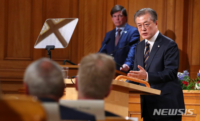 【스톡홀름(스웨덴)=뉴시스】전신 기자 = 스웨덴을 국빈 방문 중인 문재인 대통령이 14일 스톡홀름 스웨덴 의회 구 하원 의사당에서 '한반도 비핵화와 평화를 위한 신뢰' 주제로 연설을 마친 후 질문에 답변하고 있다. 2019.06.14.&nbsp; photo1006@newsis.com