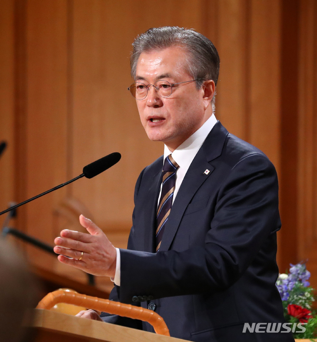 【스톡홀름(스웨덴)=뉴시스】전신 기자 = 스웨덴을 국빈 방문 중인 문재인 대통령이 14일 스톡홀름 스웨덴 의회 구 하원 의사당에서 '한반도 비핵화와 평화를 위한 신뢰' 주제로 연설을 하고 있다. 2019.06.14. photo1006@newsis.com