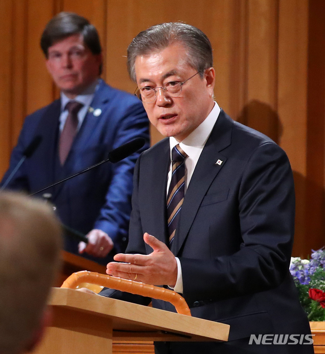 【스톡홀름(스웨덴)=뉴시스】전신 기자 = 스웨덴을 국빈 방문 중인 문재인 대통령이 14일 스톡홀름 스웨덴 의회 구 하원 의사당에서 '한반도 비핵화와 평화를 위한 신뢰' 주제로 연설한 후 질문에 답변하고 있다. 2019.06.14. photo1006@newsis.com
