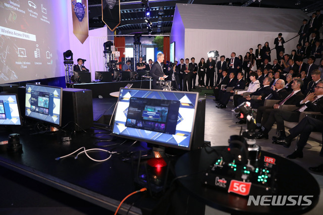 【스톡홀름(스웨덴)=뉴시스】전신 기자 = 스웨덴을 국빈 방문 중인 문재인 대통령이 14일 스톡홀름 에릭슨 스튜디오를 방문해 회사 현황 설명을 듣고 있다. 2019.06.14. photo1006@newsis.com