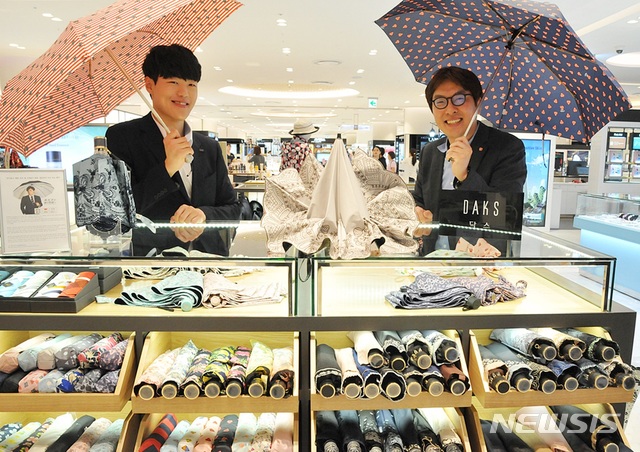 【대구=뉴시스】김덕용 기자 = 15일 롯데백화점 대구점 지하 1층 양산 매장에서는 남성 전용 우양산을 비롯해 남녀 공용의 다양한 양산을 선보이고 있다. 2019.06.15.(사진=롯데백화점 대구점 제공) photo@newsis.com 