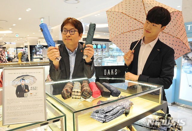 【대구=뉴시스】김덕용 기자 = 15일 롯데백화점 대구점 지하 1층 양산 매장에서는 남성 전용 우양산을 비롯해 남녀 공용의 다양한 양산을 선보이고 있다. 2019.06.15.(사진=롯데백화점 대구점 제공) photo@newsis.com 