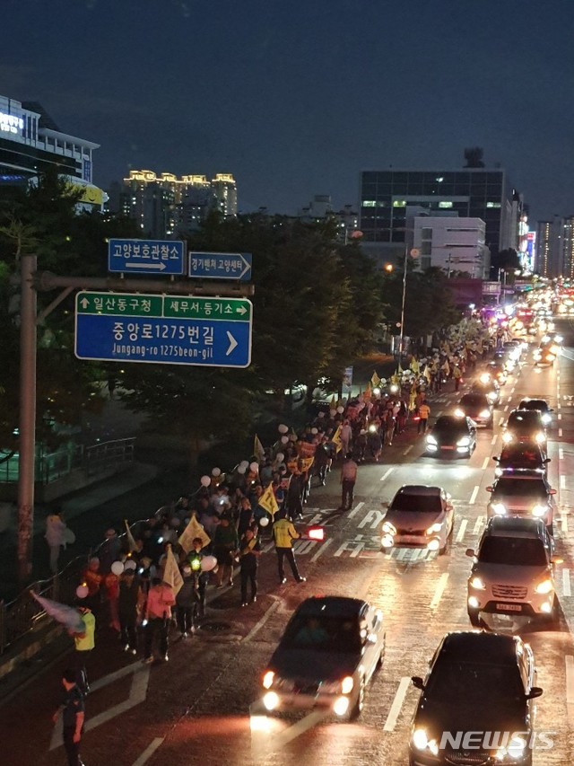 【고양=뉴시스】이경환 기자 = 15일 오후 경기 고양시 일산동구청 앞에서 3기 신도시 철회를 촉구하는 1, 2기 신도시 연합회 소속 주민들이 가두행진을 하며 김현미 국토교통부 장관의 사퇴를 외치고 있다. 2019.06.15. lkh@newsis.com