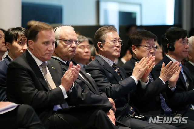 【스톡홀름(스웨덴)=뉴시스】전신 기자 = 문재인 대통령이 14일(현지시간) 스웨덴 스톡홀름 앳 식스 호텔에서 열린 한-스웨덴 비즈니스 서밋에서 박수치고 있다. 2019.06.15. (사진=청와대 제공)&nbsp; photo@newsis.com