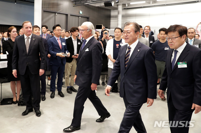 【스톡홀름(스웨덴)=뉴시스】전신 기자 = 문재인 대통령이 14일(현지시간) 스웨덴 스톡홀름 앳 식스 호텔에서 열린 한-스웨덴 비즈니스 서밋에 입장하고 있다. 2019.06.15. (사진=청와대 제공)&nbsp; photo@newsis.com