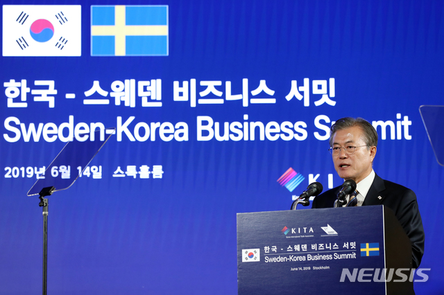 【스톡홀름(스웨덴)=뉴시스】전신 기자 = 문재인 대통령이 14일(현지시간) 스웨덴 스톡홀름 앳 식스 호텔에서 열린 한-스웨덴 비즈니스 서밋에서 기조연설하고 있다. 2019.06.15. (사진=청와대 제공) photo@newsis.com