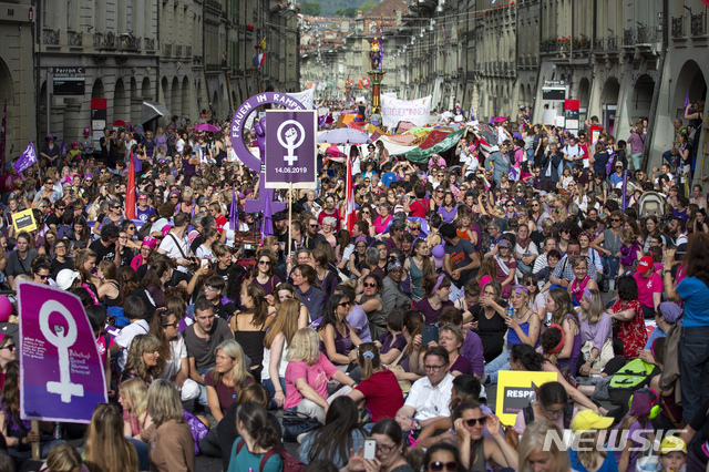 【베른(스위스)=AP/뉴시스】14일(현지시간) 스위스에서 여성들의 성 평등을 요구하는 파업 시위가 열려 수도 베른에서도 시위가 열리고 있다.&nbsp; 스위스 전역에서 수천 명의 여성이 공정한 임금, 여성에 대한 성희롱과 폭력의 종식을 요구하며 일을 중단한 채 거리로 나와 브라를 불태우고 교통을 차단하며 시위를 벌이고 있다. 2019.06.15.