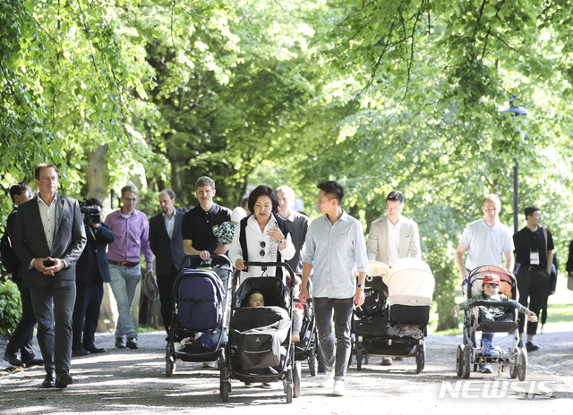 【스톡홀름(스웨덴)=뉴시스】전신 기자 = 스웨덴을 국빈 방문 중인 김정숙 여사가 14일(현지시간) 스톡홀름 훔레고든 공원에서 라떼파파(육아휴직 후 아이를 키우는 남성들)들과 간담회를 한 후 산책을 하고 있다. 2019.06.15.&nbsp; photo1006@newsis.com
