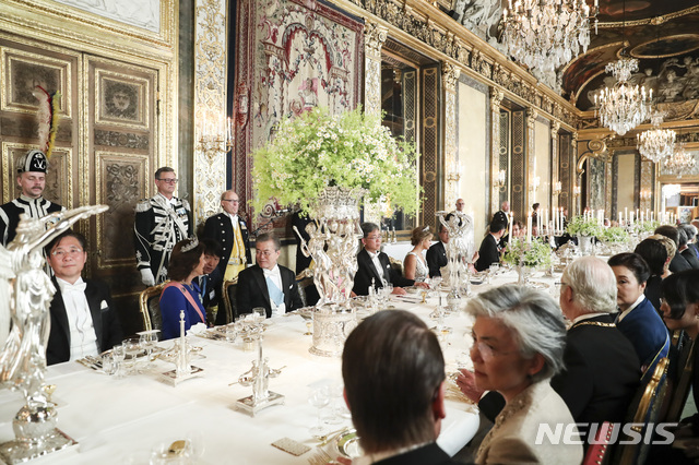 【스톡홀름(스웨덴)=뉴시스】전신 기자 = 스웨덴을 국빈 방문 중인 문재인 대통령과 부인 김정숙 여사가 14일(현지시각) 스톡홀롬 스웨덴 왕궁에서 국빈만찬을 하고 있다. 2019.06.15.&nbsp; photo1006@newsis.com