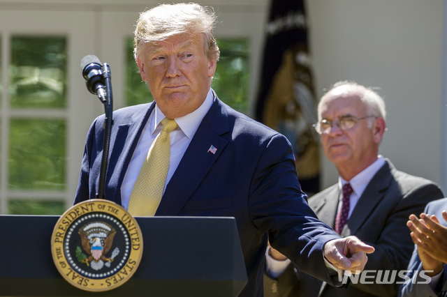  【워싱턴=AP/뉴시스】도널드 트럼프 미국 대통령이 14일(현지시간) 백악관 로즈가든에서 연설하고 있다.  트럼프 대통령은 북한이 공해상에서 정제유 등을 불법 환적하는 등 유엔 제재를 위반하고 있지만 상당한 타격을 받고 있는 것은 분명하다면서 대북 제재를 계속해 나가겠다고 밝혔다. 2019.06.15. 