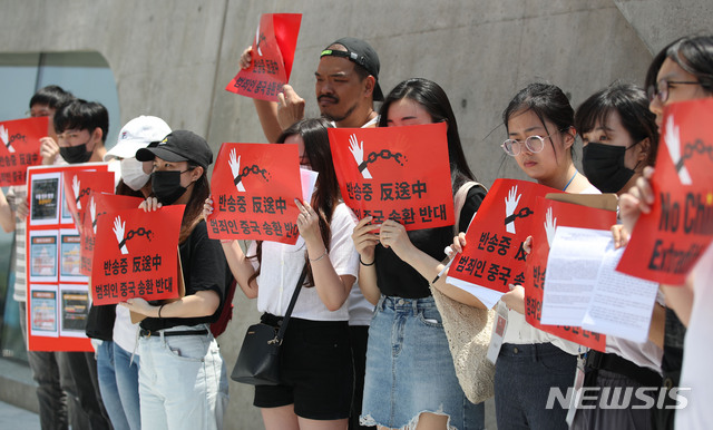 【서울=뉴시스】김진아 기자 = 한국에 거주하는 홍콩 시민들이 15일 서울 중구 DDP에서 범죄인 인도 법안 개정에 반대하는 서명운동을 펼치며 홍콩 본토 거주민을 향한 지지와 연대를 표명하고 있다. 2019.06.15.bluesoda@newsis.com