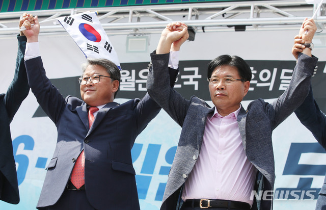 【서울=뉴시스】박미소 기자 = 자유한국당 홍문종(오른쪽) 의원과 15일 오후 서울 용산구 서울역광장에서 열린 태극기집회에서 대한애국당 조원진 대표와 손을 잡고 시민들에게 인사하고 있다.&nbsp;&nbsp; 이날 홍문종 의원은 태극기 집회에서 탈당 선언을 한 후 대한애국당 조원진 대표와 함께 '신공화당'을 만들기로 발표했다. 2019.06.15.&nbsp; misocamera@neswsis.com 