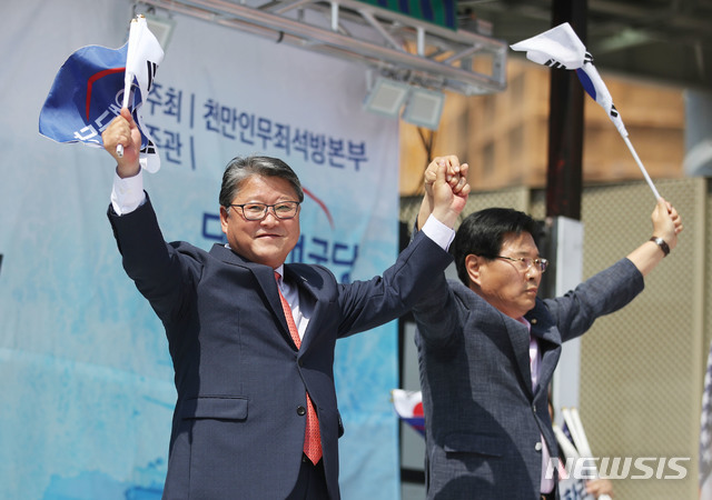 【서울=뉴시스】박미소 기자 = 자유한국당 홍문종(오른쪽) 의원과 15일 오후 서울 용산구 서울역광장에서 열린 태극기집회에서 대한애국당 조원진 대표와 손을 잡고 시민들에게 인사하고 있다.&nbsp; 이날 홍문종 의원은 태극기 집회에서 탈당 선언을 한 후 대한애국당 조원진 대표와 함께 '신공화당'을 만들기로 발표했다. 2019.06.15.&nbsp; misocamera@neswsis.com 