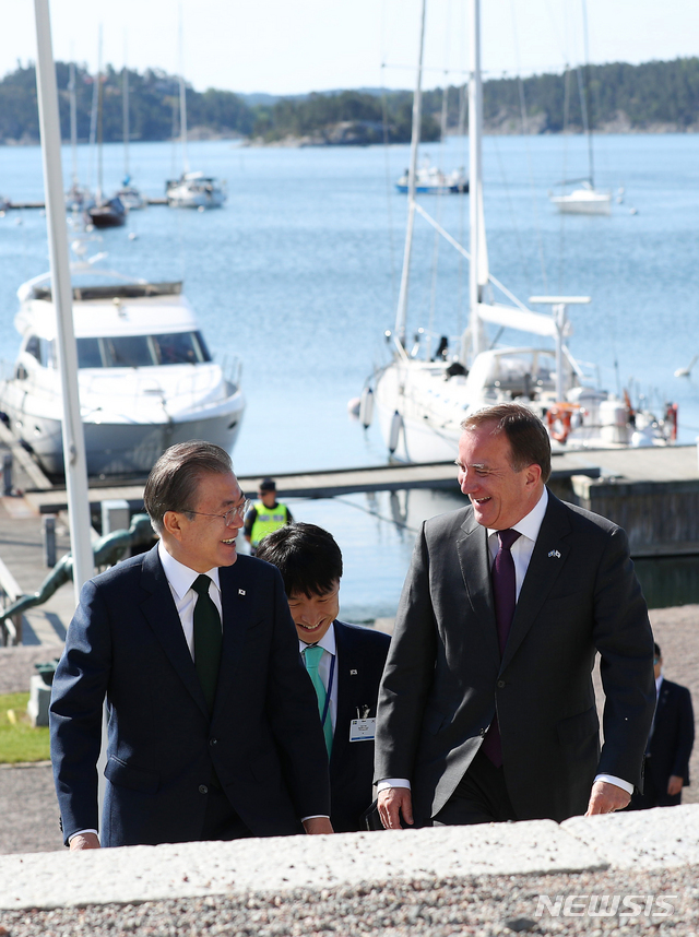 【살트셰바덴(스웨덴)=뉴시스】전신 기자 = 스웨덴을 국빈 방문 중인 문재인 대통령이 15일 살트셰바덴 그랜드 호텔 앞에서 스테판 뢰프벤 총리와 만나 함께 이동하고 있다. 2019.06.15.&nbsp; photo1006@newsis.com