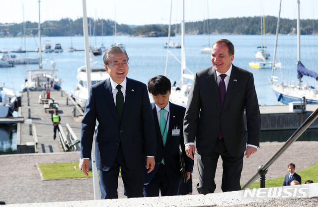 【살트셰바덴(스웨덴)=뉴시스】전신 기자 = 스웨덴을 국빈 방문 중인 문재인 대통령이 15일 살트셰바덴 그랜드 호텔 앞에서 스테판 뢰프벤 총리와 만나 함께 이동하고 있다. 2019.06.15.&nbsp; photo1006@newsis.com