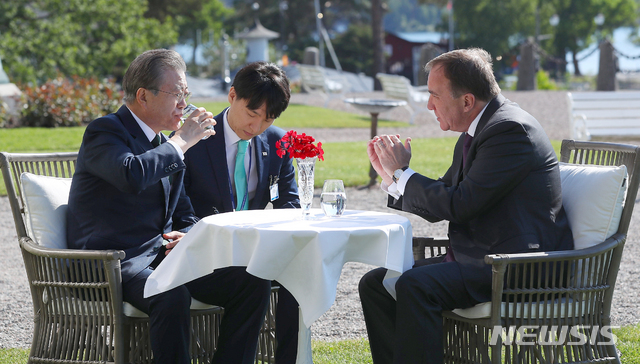 【살트셰바덴(스웨덴)=뉴시스】전신 기자 = 스웨덴을 국빈 방문 중인 문재인 대통령이 15일 살트셰바덴 그랜드 호텔 앞에서 스테판 뢰프벤 총리와 친교 환담을 하고 있다. 2019.06.15.&nbsp;&nbsp; photo1006@newsis.com