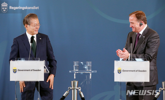 【살트셰바덴(스웨덴)=뉴시스】전신 기자 = 스웨덴을 국빈 방문 중인 문재인 대통령이 15일 살트셰바덴 그랜드 호텔에서 스테판 뢰프벤 총리와 공동기자회견을 하고 있다. 2019.06.15. photo1006@newsis.com