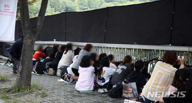 【부산=뉴시스】 하경민 기자 = 15일 부산 연제구 아시아드보조경기장에서 방탄소년단(BTS) 팬클럽 '아미' 2만여 명이 참여한 가운데 BTS 팬미팅 행사가 열리고 있는 가운데 인근 도로변에 팬과 시민 등이 행사장을 엿보고 있다. 2019.06.15. (사진=부산경찰청 제공) yulnetphoto@newsis.com