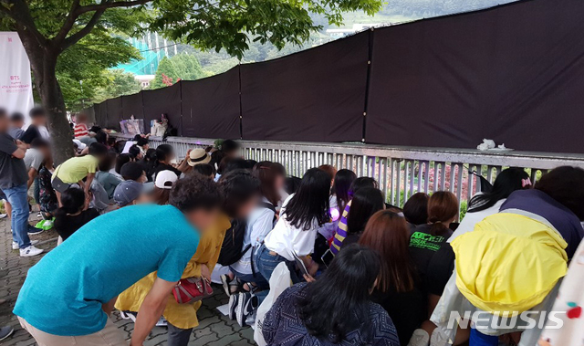 【부산=뉴시스】 하경민 기자 = 15일 부산 연제구 아시아드보조경기장에서 방탄소년단(BTS) 팬클럽 '아미' 2만여 명이 참여한 가운데 BTS 팬미팅 행사가 열리고 있는 가운데 인근 도로변에 팬과 시민 등이 행사장을 엿보고 있다. 2019.06.15. (사진=부산경찰청 제공) yulnetphoto@newsis.com