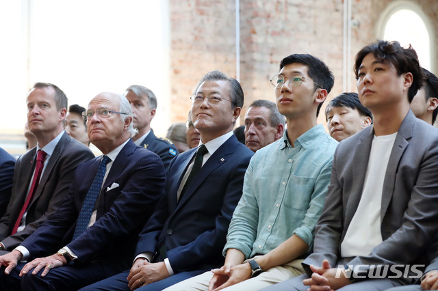 【스톡홀름(스웨덴)=뉴시스】전신 기자 =스웨덴을 국빈 방문 중인 문재인 대통령과 칼 구스타프 16세 국왕이 15일 오후(현지시간) 스톡홀름 노르휀 재단에서 열린 '한-스웨덴 소셜 벤처와의 대화'에서 양국 소셜 벤처 기업들의 발표를 듣고 있다. 2019.06.15. photo@newsis.com