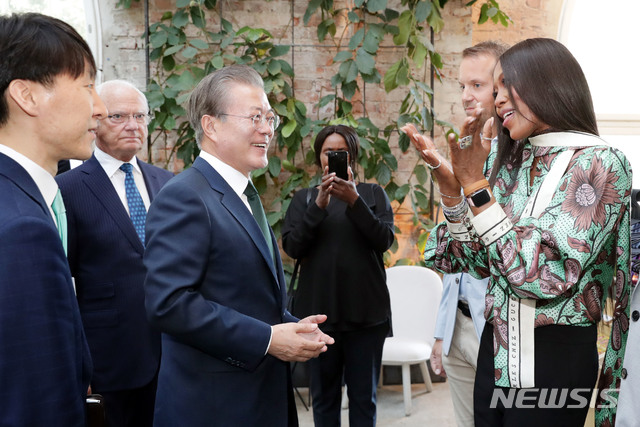 【스톡홀름(스웨덴)=뉴시스】전신 기자 = 스웨덴을 국빈 방문 중인 문재인 대통령이 15일 오후(현지시간) 스톡홀름 노르휀 재단에서 만난 모델 나오미 캠벨과 인사를 나누고 있다. 2019.06.15. photo@newsis.com