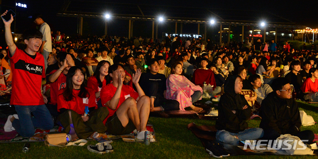 【광주=뉴시스】변재훈 기자 = 한국과 우크라이나의 2019 국제축구연맹 U-20 폴란드 월드컵 결승 경기를 하루 앞둔 15일(한국시각) 오후 광주 동구 국립아시아문화전당 하늘마당에서 시민들이 밤샘 거리응원을 펼치고 있다. 2019.06.15.&nbsp; wisdom21@newsis.com