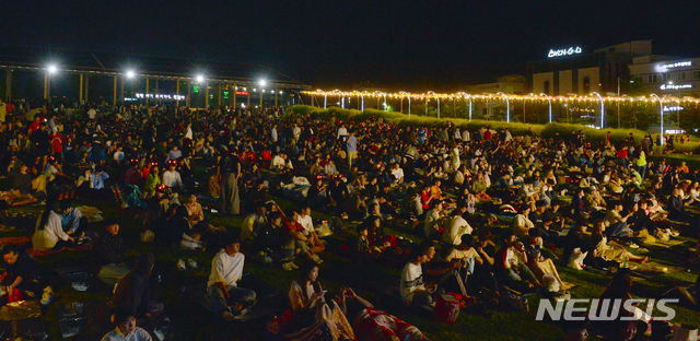 【광주=뉴시스】변재훈 기자 = 한국과 우크라이나의 2019 국제축구연맹 U-20 폴란드 월드컵 결승 경기를 하루 앞둔 15일(한국시각) 오후 광주 동구 국립아시아문화전당 하늘마당에서 시민들이 밤샘 거리응원을 펼치고 있다. 2019.06.15.&nbsp; wisdom21@newsis.com
