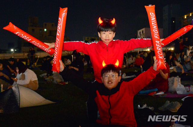 【광주=뉴시스】변재훈 기자 = 한국과 우크라이나의 2019 국제축구연맹 U-20 폴란드 월드컵 결승 경기를 하루 앞둔 15일(한국시각) 오후 광주 동구 국립아시아문화전당 하늘마당에서 시민들이 밤샘 거리응원을 펼치고 있다. 2019.06.15.&nbsp; wisdom21@newsis.com