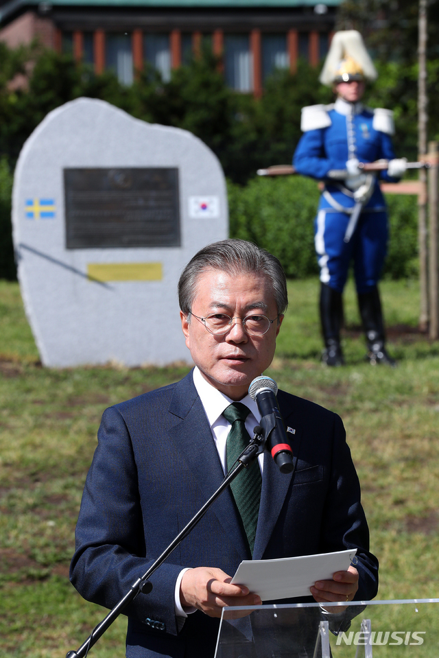 【스톡홀름(스웨덴)=뉴시스】전신 기자 = 스웨덴을 국빈 방문 중인 문재인 대통령이 15일 스톡홀름 유르고덴 내 공원에서 열린 한국전 참전 기념비 제막식에서 기념사하고 있다. 2019.06.15.&nbsp; photo1006@newsis.com