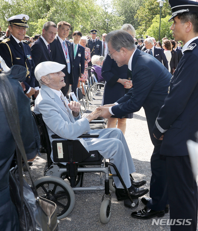 【스톡홀름(스웨덴)=뉴시스】전신 기자 = 스웨덴을 국빈 방문 중인 문재인 대통령이 15일 스톡홀름 유르고덴 내 공원에서 열린 한국전 참전 기념비 제막식에 입장하며 참전용사와 인사하고 있다. 2019.06.15.&nbsp;&nbsp; photo1006@newsis.com