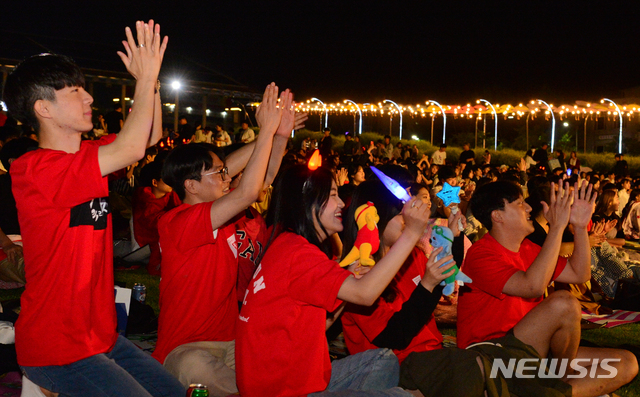 【광주=뉴시스】변재훈 기자 = 한국과 우크라이나의 2019 국제축구연맹 U-20 폴란드 월드컵 결승 경기를 하루 앞둔 15일(한국시각) 오후 광주 동구 국립아시아문화전당 하늘마당에서 시민들이 밤샘 거리응원을 펼치고 있다. 2019.06.15.&nbsp; wisdom21@newsis.com