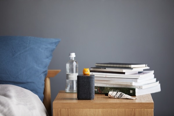 【서울=뉴시스】2017년 11월 첫 출시된 카카오 미니는 카카오의 통합 인공지능 플랫폼 '카카오 I'의 음성형 엔진(음성인식/합성 기술), 대화형 엔진(자연어처리 기술), 추천형 엔진(빅데이터 및 머신러닝 기반 추천 기술)이 적용된 스마트 스피커다. ▲카카오톡 친구와 무료 통화 보이스톡 ▲택시호출 ▲배달음식 주문 ▲교통/길 찾기 정보 ▲어학 사전 ▲스포츠 정보(축구) ▲영화/TV 정보 ▲지식/생활 정보 ▲실시간 이슈 검색어 등 다양한 기능을 이용할 수 있다. (사진=카카오 제공) 