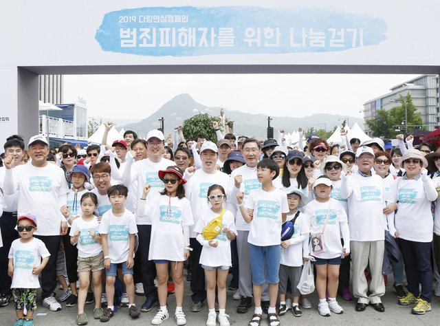 【서울=뉴시스】임석우 에스원 부사장(뒷줄 왼쪽에서 네번째부터), 김오수 법무부 차관, 김갑식 전국범죄피해자지원연합회 회장이 다링안심캠페인에 참가한 어린이들과 기념촬영을 하고 있다.(사진 에스원)