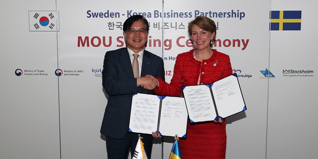 KOTRA(사장 권평오)는 중기중앙회, 아셈중소기업친환경혁신센터(ASEIC), 진주시와 공동으로 문재인 대통령의 스웨덴 순방에 맞춰 현지시간 14일 수도 스톡홀름에서 ‘한-스웨덴 비즈니스 파트너십’을 개최했다. 이번 행사는 △ 1:1 비즈니스 상담회 △ 스타트업 협력 세미나·피칭 △ K-뷰티 쇼케이스 등 다양한 프로그램에 양국기업 258개사가 참가해 양국 경제협력 확대를 위한 종합적인 청사진을 그렸다. 이와 연계해 권평오 KOTRA 사장(왼쪽)과 스웨덴 무역투자진흥기구인 비즈니스 스웨덴의 일바 베르그(Ylva Berg) 회장이 양국 비즈니스 환경 전반의 개선을 위한 기관 간 협력 MOU(양해각서)를 체결 후 기념촬영을 하고 있다.