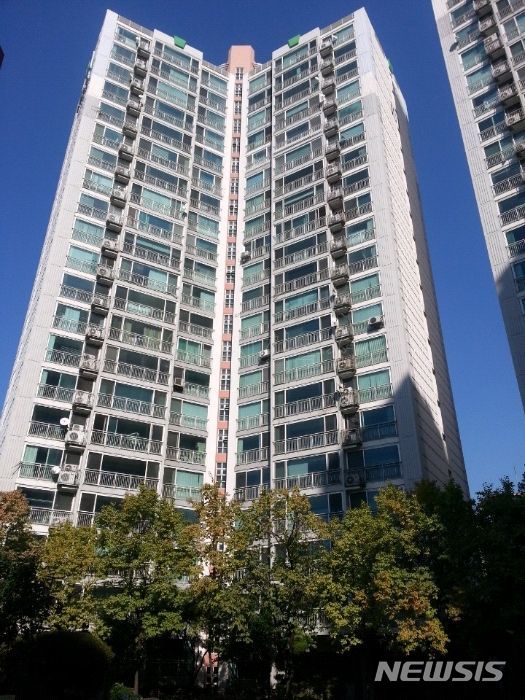 【서울=뉴시스】김가윤 기자 = 서울 송파구 가락동 95 가락동부센트레빌 101동 5층 501호가 경매에 나왔다. 2001년 11월 준공한 5개동 264세대 단지로 해당 물건은 23층 중 5층이다. 전용면적은 143㎡다.2019.06.17 (제공=지지옥션) yoon@newsis.com