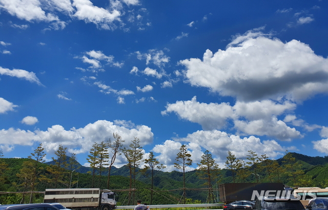 【홍천=뉴시스】한윤식 기자 = 밤새 내린 비가 크친 16일 오후 서울양양고속도로 상행선 강원 홍천휴게소에서 바라본 하늘 구름 사이로 파란하늘이 보이고 있다. 2019.06.16. ysh@newsis.com&nbsp;&nbsp; 