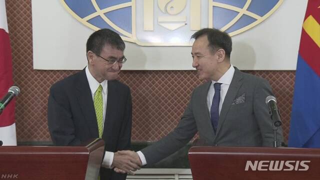 【서울=뉴시스】공동 기자 발표를 하고 있는 고노 다로(河野太郞) 일본 외상과 척트바타르 몽골 외무장관. 일본 외상으로는 9년만에 몽골은 방문한 고노 외상은 16일 외상이 척트바타르 몽골 외무장관에게 전제조건 없는 북일 정상회담의 실현을 목표로 한다는 일본의 입장을 전하는 한편 납치 문제의 조기해결에 대한 몽골의 협조를 요청했다. <사진 출처 : NHK> 2016.6.16