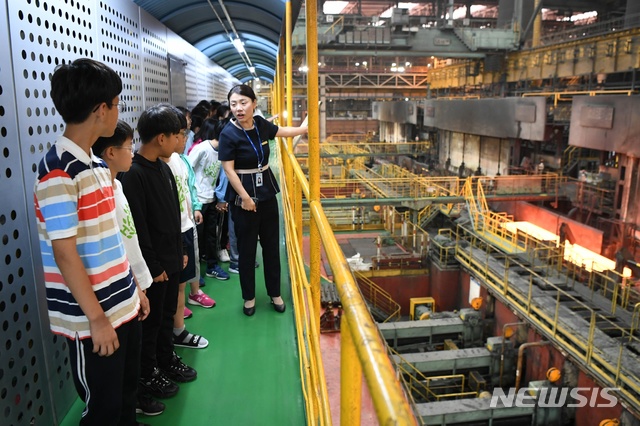【광양=뉴시스】김석훈 기자 = 14일 포스코 광양제철소를 견학하는 여수시 도원초등학교 학생들에게 철강해설사가 철강제품 생산과정을 설명하고 있다. 광양제철소(소장 이시우)는 산업 발전의 상징이자 산업의 쌀로 불리는 철강제품의 생산 과정을 직접 볼 수 있는 견학 프로그램을 운영하고 있다. 2019.06.16. (사진=광양제철소 제공)kim@newsis.com